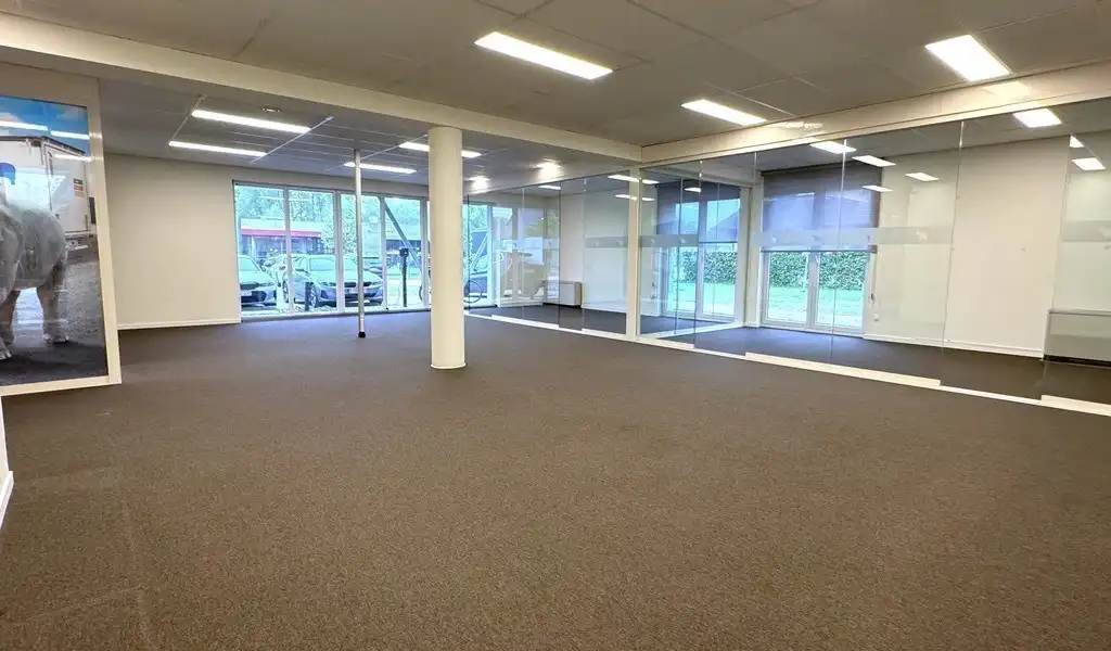 Lichtrijk kantoor te huur op zichtlocatie te Sint-Martens-Latem foto 3