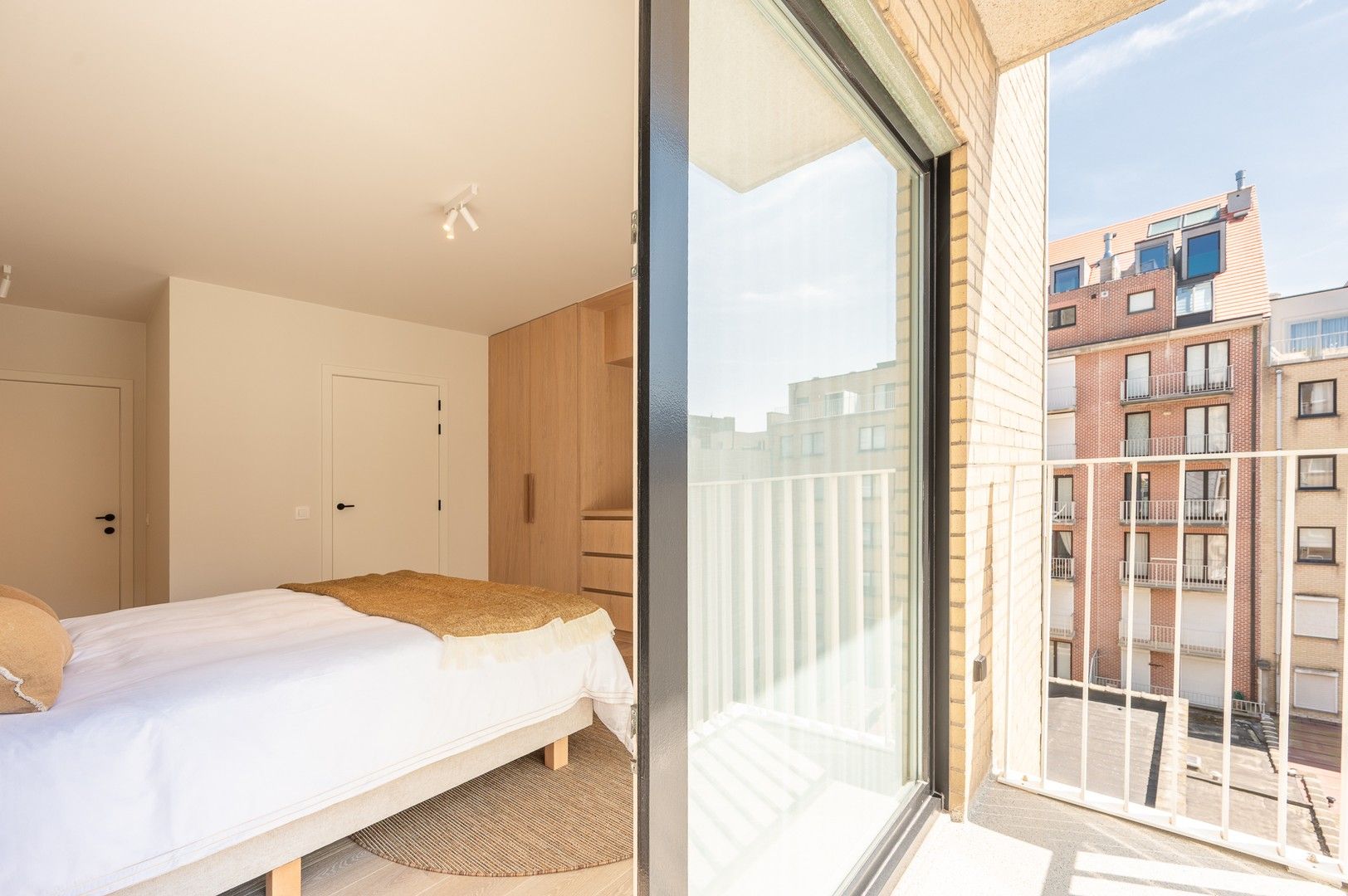 Prachtig en luxueus gerenoveerd appartement met zeezicht, centraal gelegen in het Zoute. foto 12