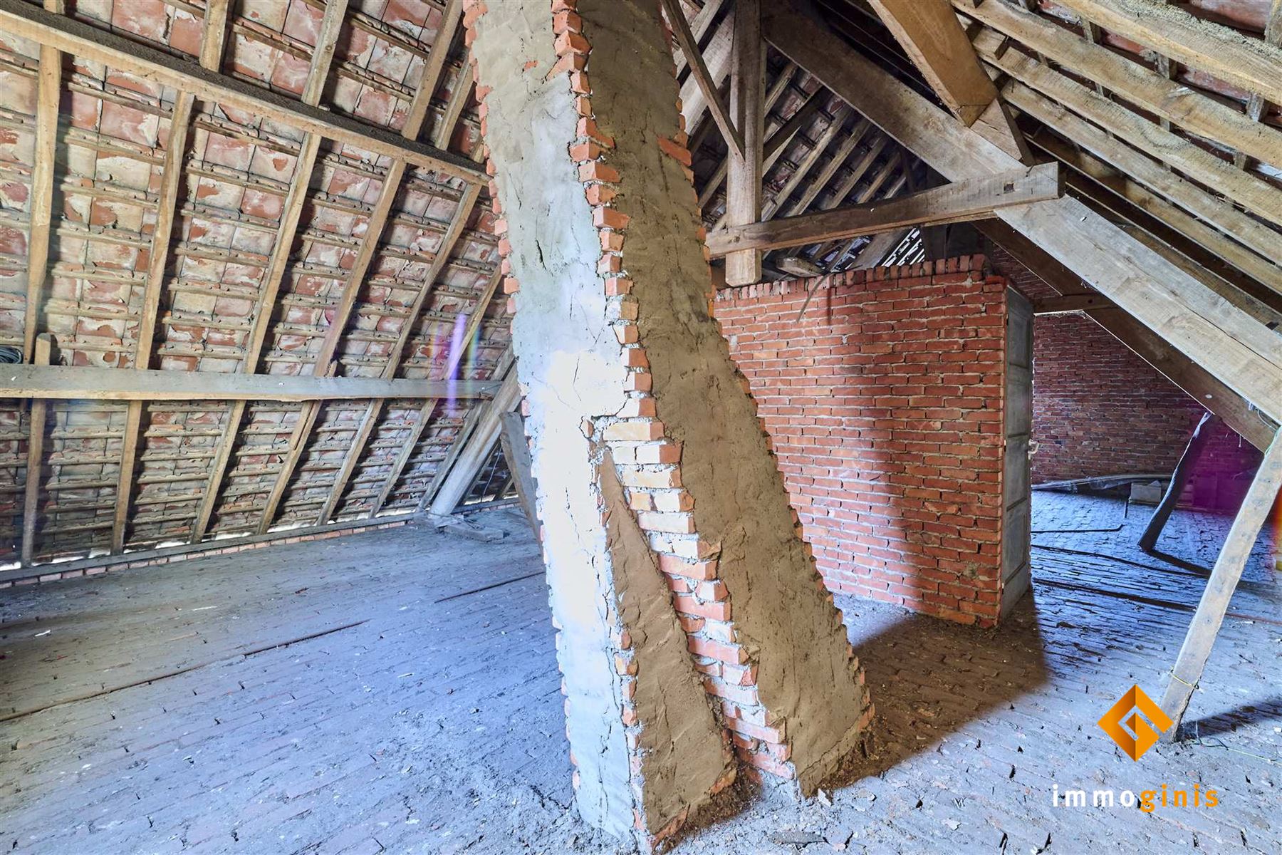 Zéér ruime woning met 5 slaapkamers en 2 badkamers op een ruim perceel van 12a40ca. Uitbreiding op zolder mogelijk! foto 19