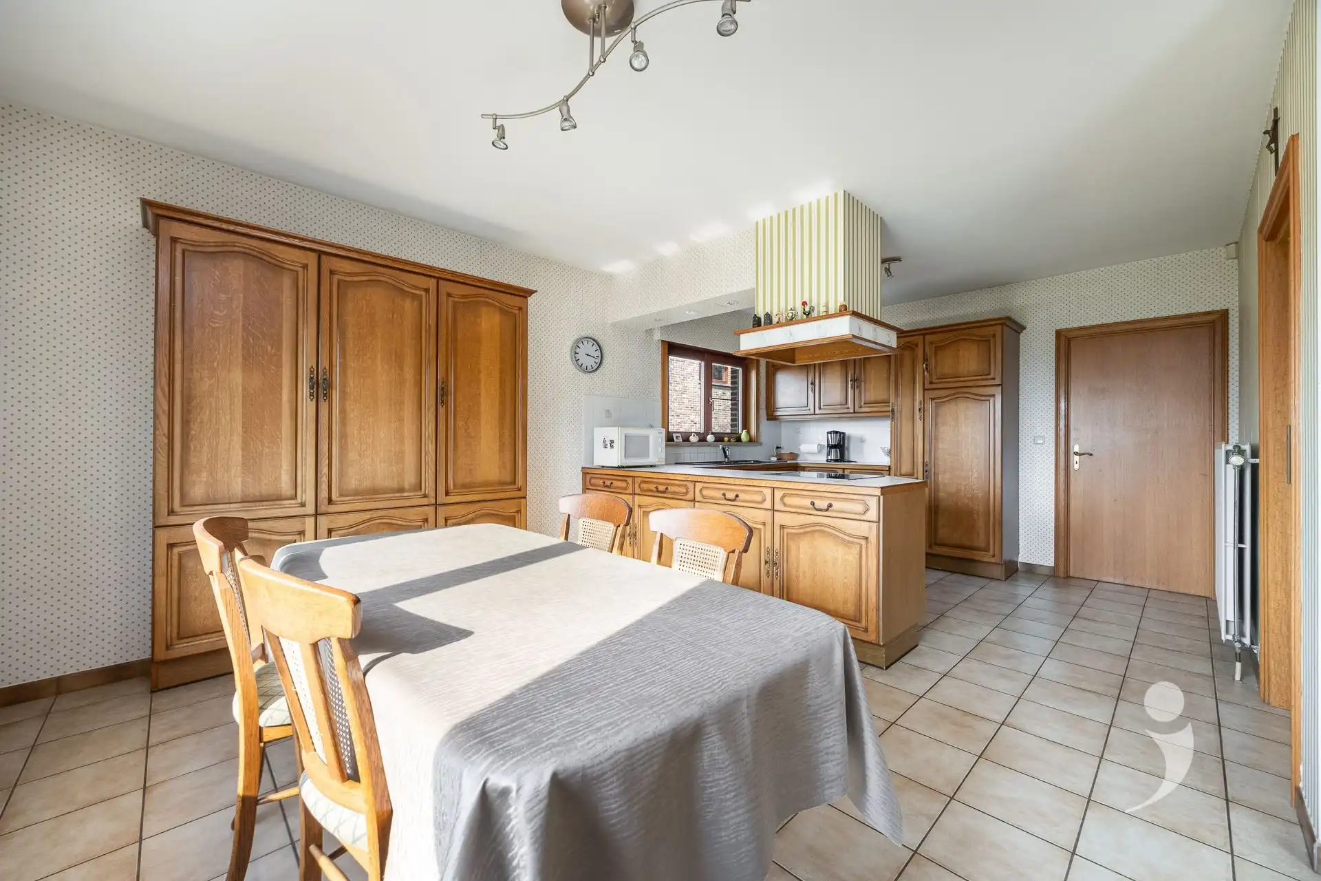 Instapklare en ruime woning met zicht op de velden! foto 9