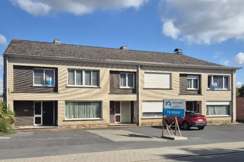 Hooglede- Opbrengsteigendom van 3 verhuurde sterk gebouwde woningen met 3 slaapkamers in het centrum van Hooglede gelgen. Deels al vernieuwd. Potentieel met tuinen en parking. foto 2