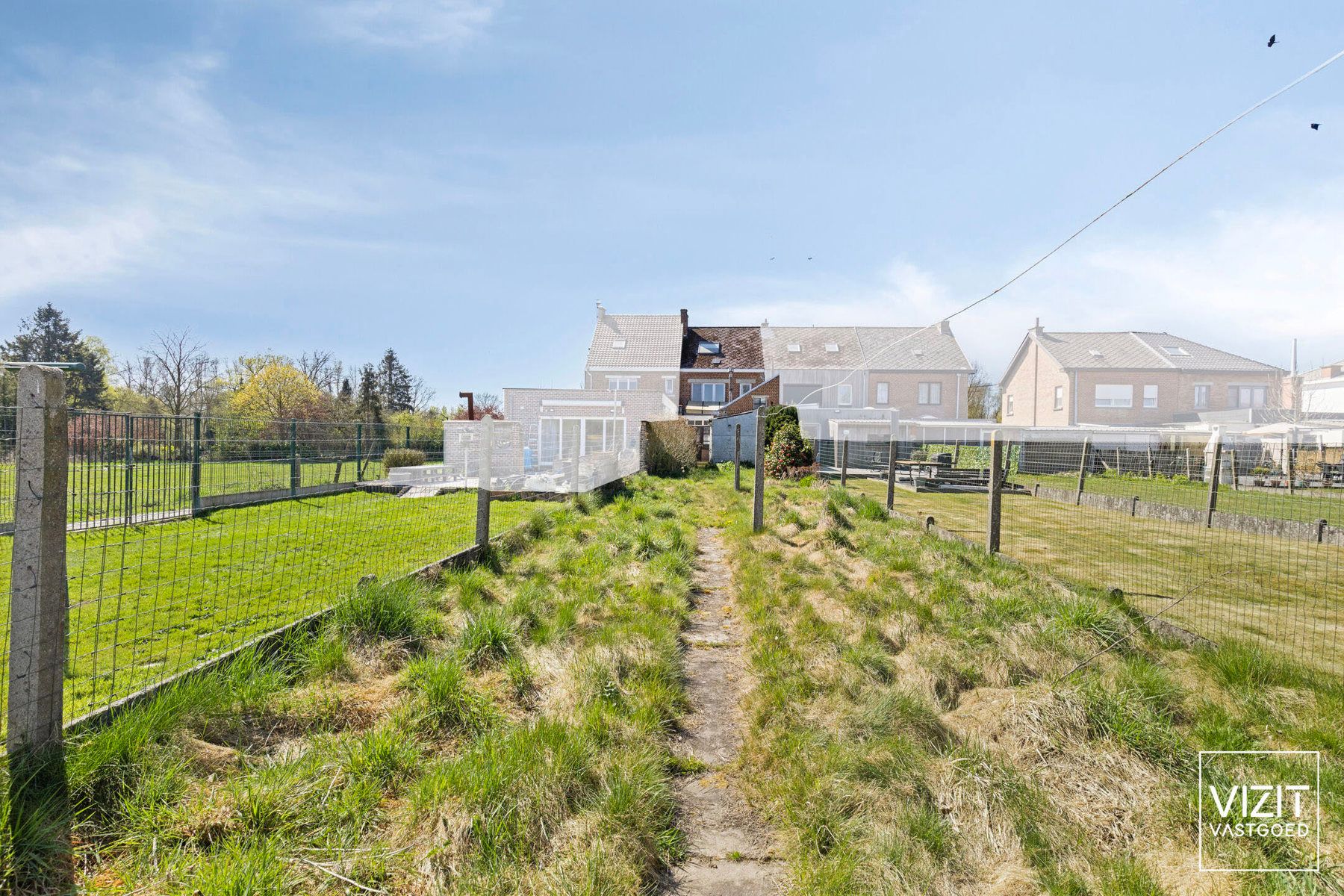 Rustig gelegen te renoveren woning foto 2