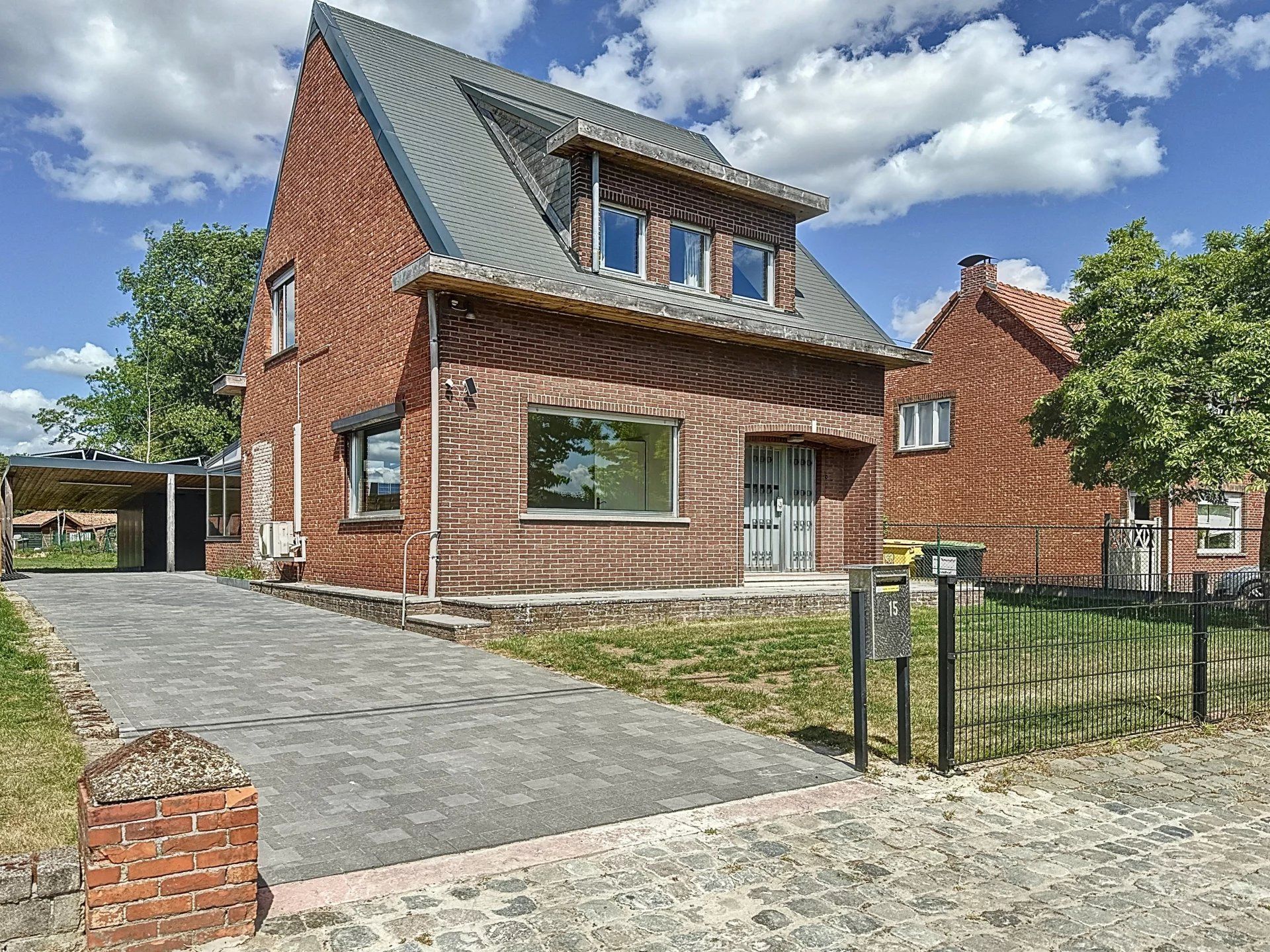 Gerenoveerde woning op groot perceel met 3 slaapkamers, zonnepanelen en thuisbatterij. foto {{pictureIndex}}