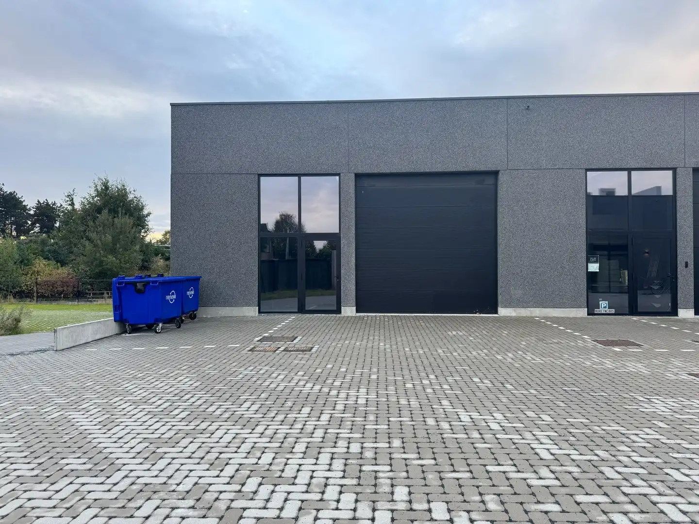 KMO unit met autostaanplaats in de nabijheid van de Rijksweg. foto {{pictureIndex}}