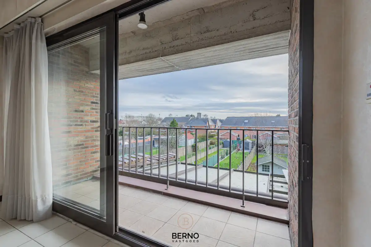 Building met praktijkruimte en 2 appartementen op commerciële locatie foto 15