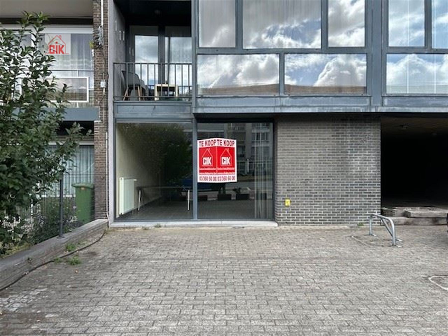 Handelsgelijkvloers met 3 bovengrondse autostaanplaatsen gelegen vooraan het gebouw foto 2