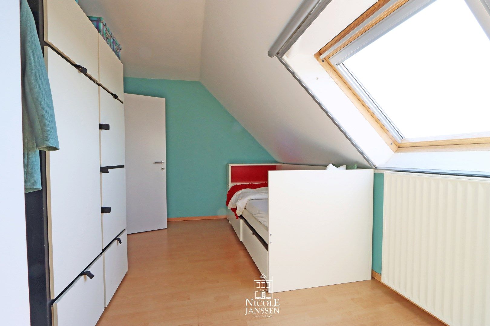 Verzorgd, instapklaar duplex-appartement met twee ruime slaapkamers en garagebox foto 12