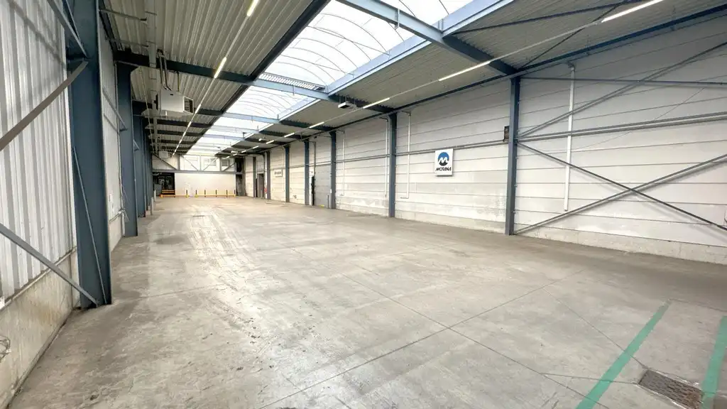 Logistieke loods met laadkades te huur nabij E19 in Kontich foto 9