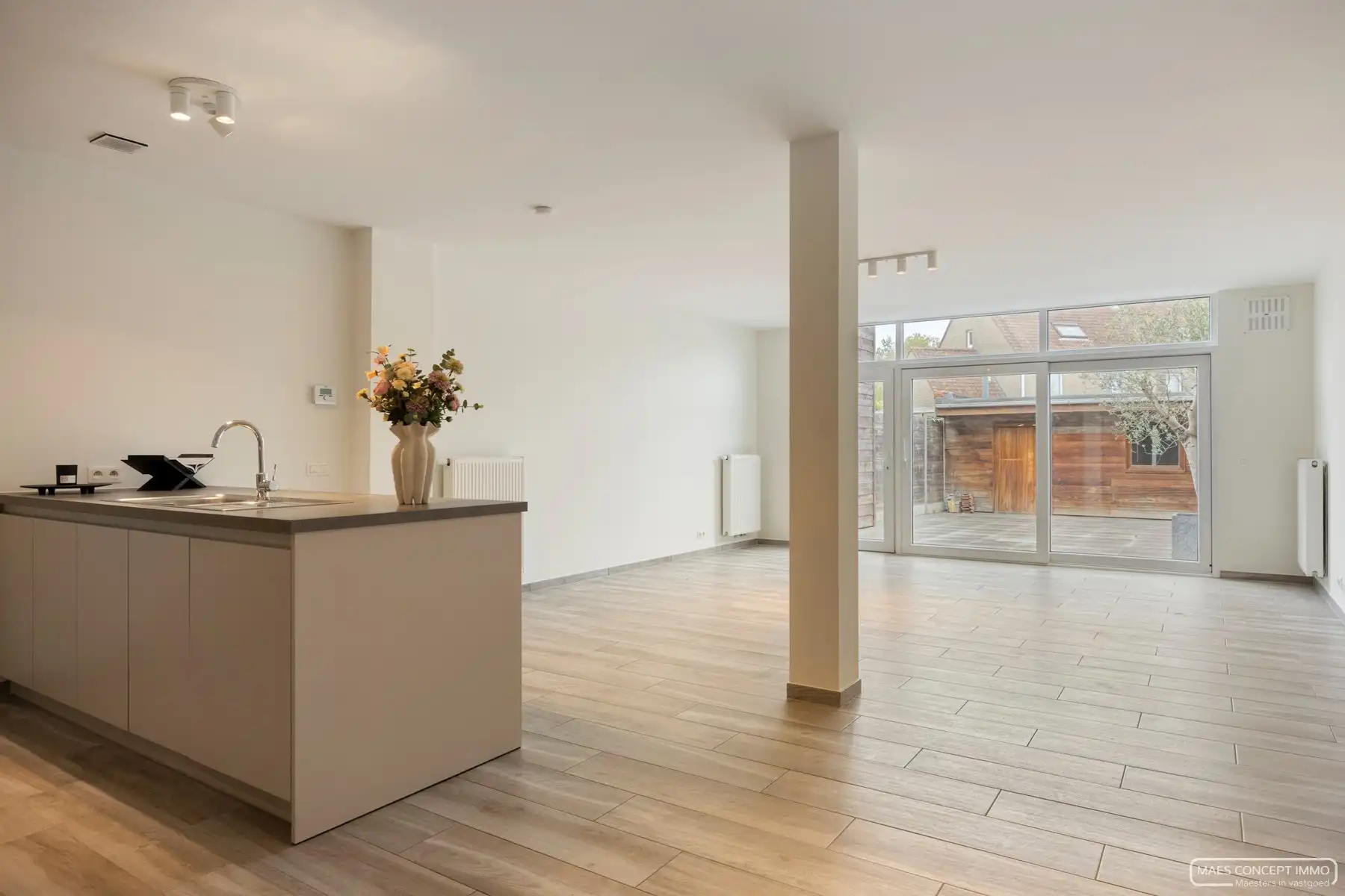 Instapklare, gerenoveerde woning met ruime garage in hartje Kortrijk foto 6