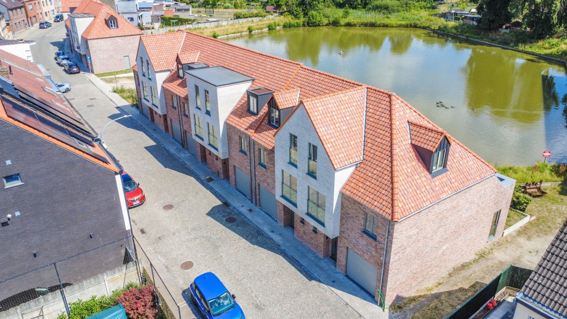 Nieuwbouwwoning met 3 slaapkamers, garage en tuin  foto {{pictureIndex}}