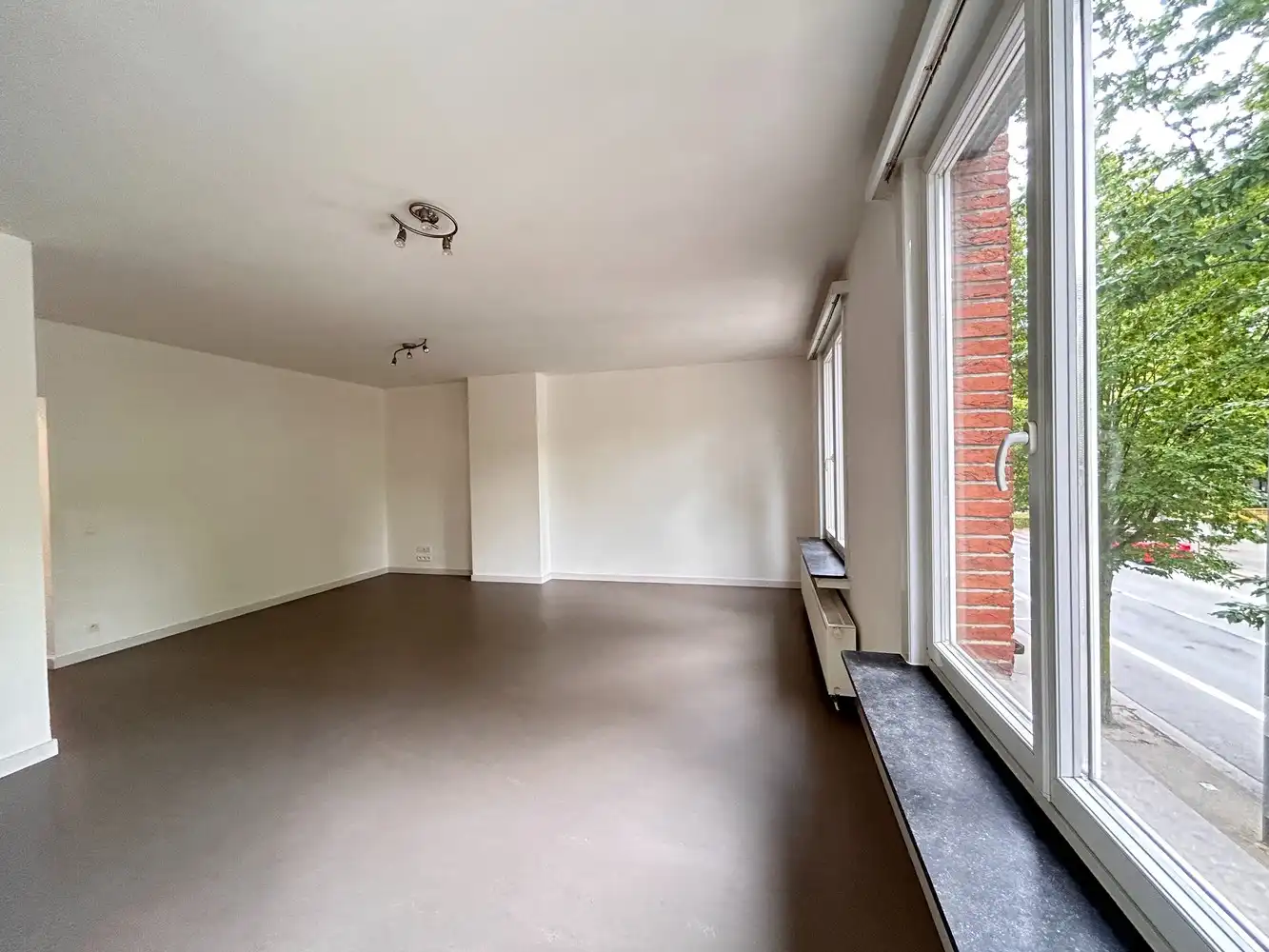 Pal in het bruisende centrum van Brasschaat gelegen 2 slaapkamerappartement in perfecte staat foto 5