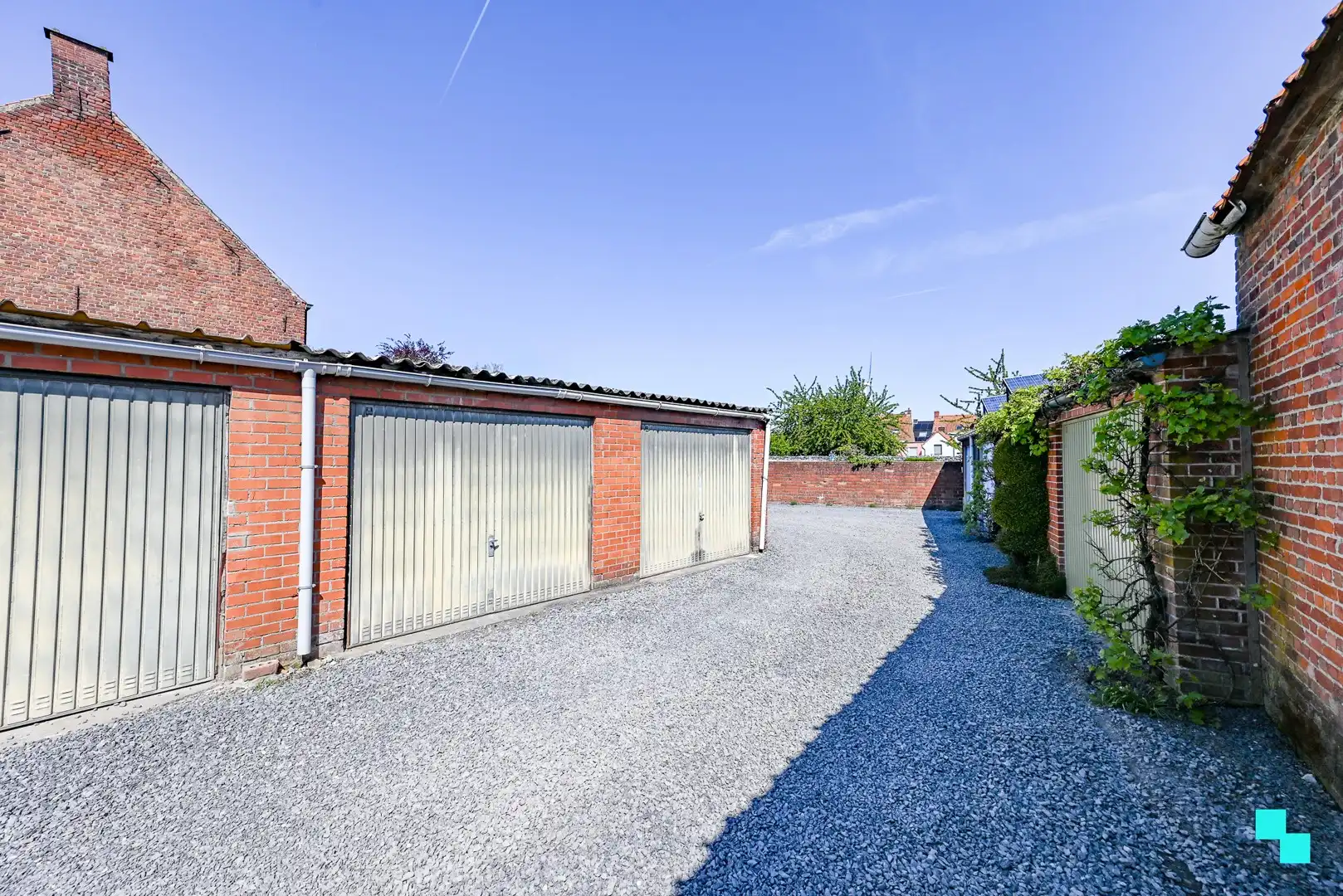 Centraal gelegen garagebox te Izegem foto {{pictureIndex}}