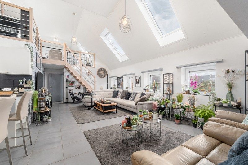 Stijlvol loftappartement met mezzanine en 2 slaapkamers – centrum Lokeren foto {{pictureIndex}}