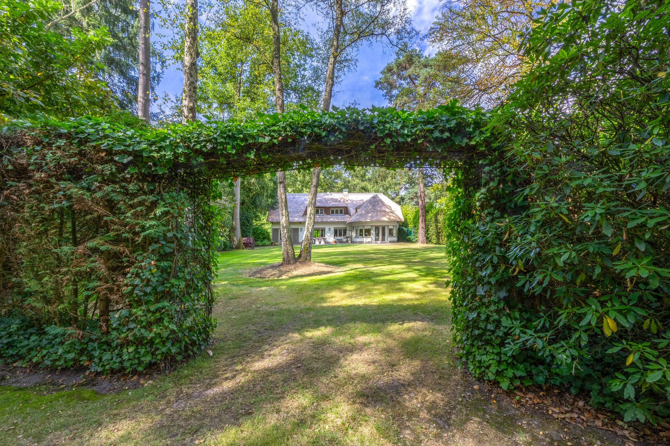 Charmante klasse-villa met rieten dak in bosrijke omgeving foto 40