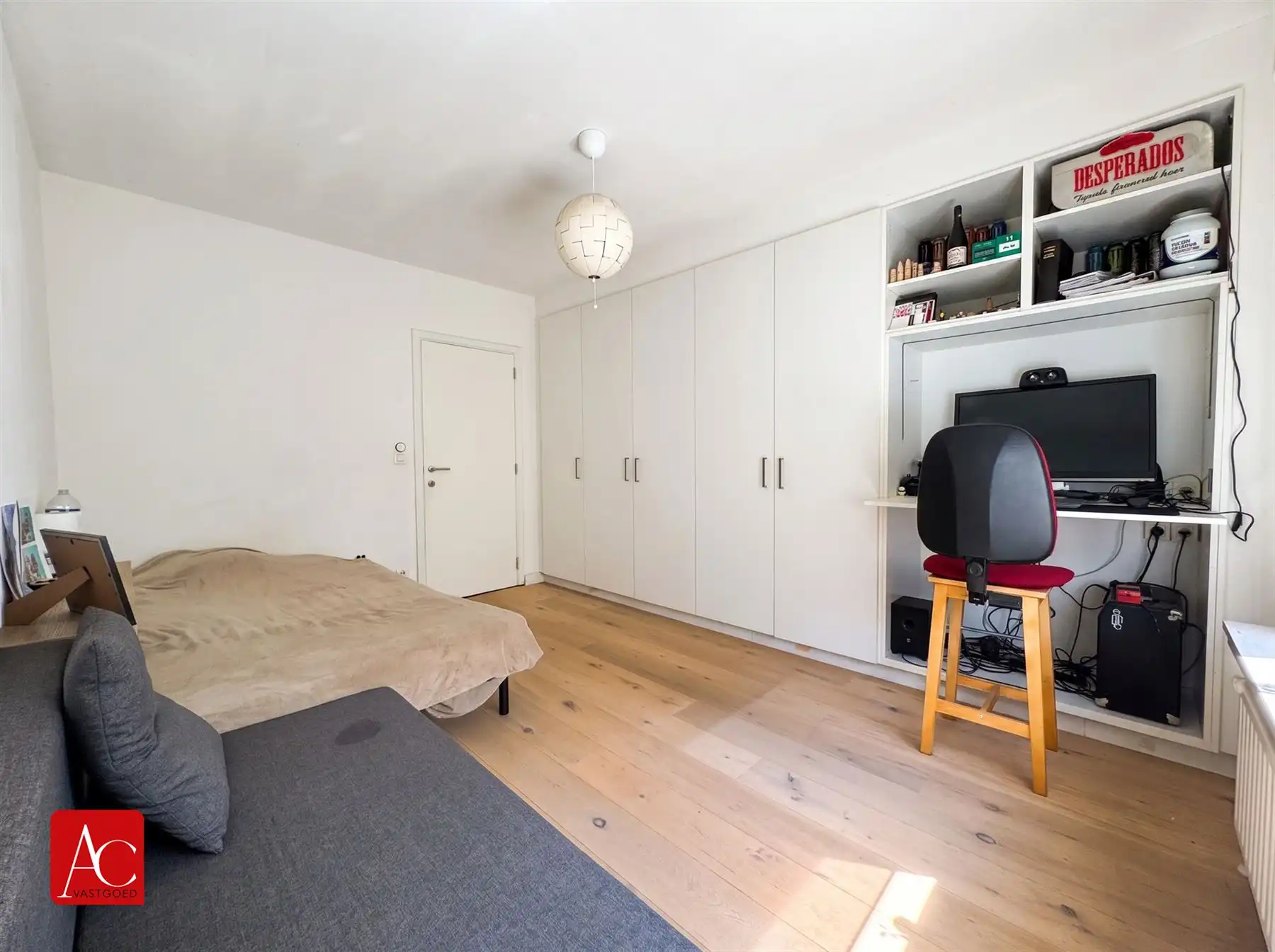 Vrijstaande woning met zwembad in rustige wijk foto 18