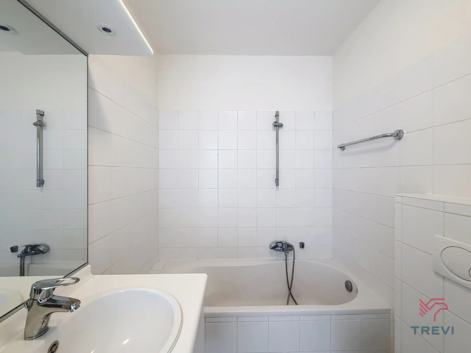 Ruime studio met terras en parkeerplaats  foto 6