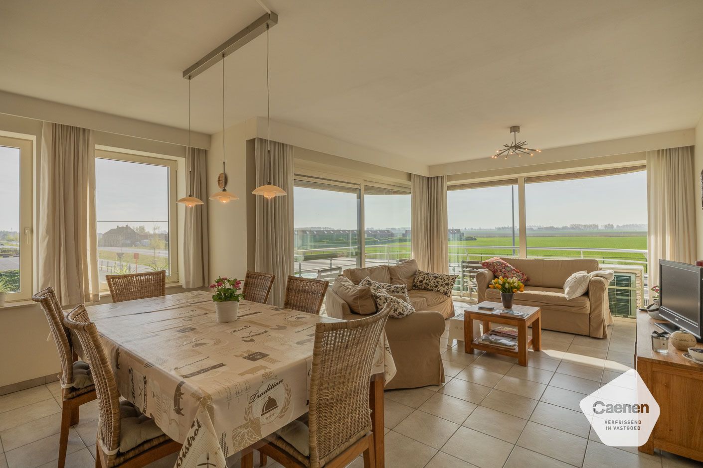 Zongericht appartement met 2 ruime slaapkamers en open zicht op het hinterland. foto {{pictureIndex}}