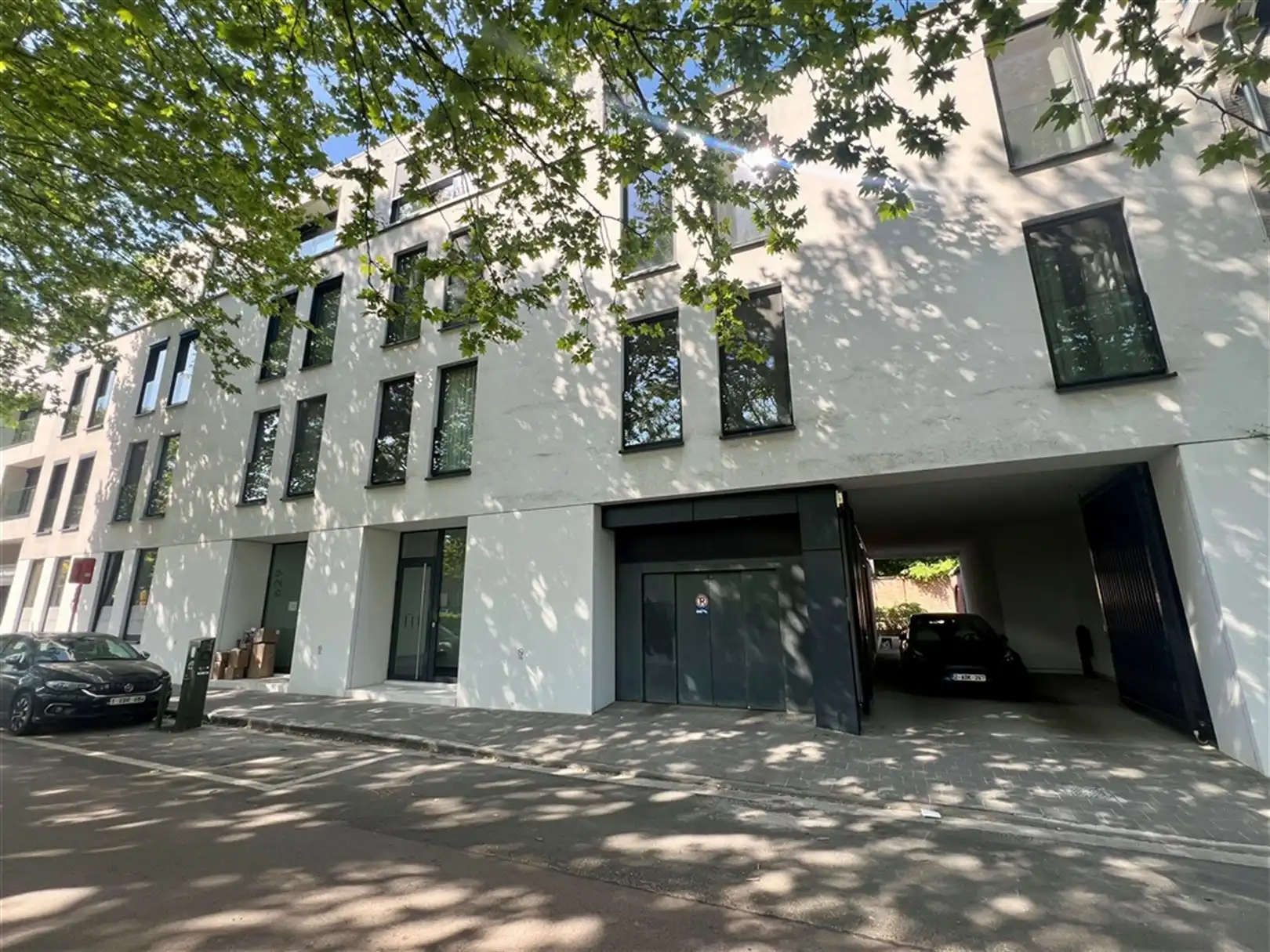 Modern gelijkvloerskantoor-/praktijkruimte te huur langs de Coupure foto 2