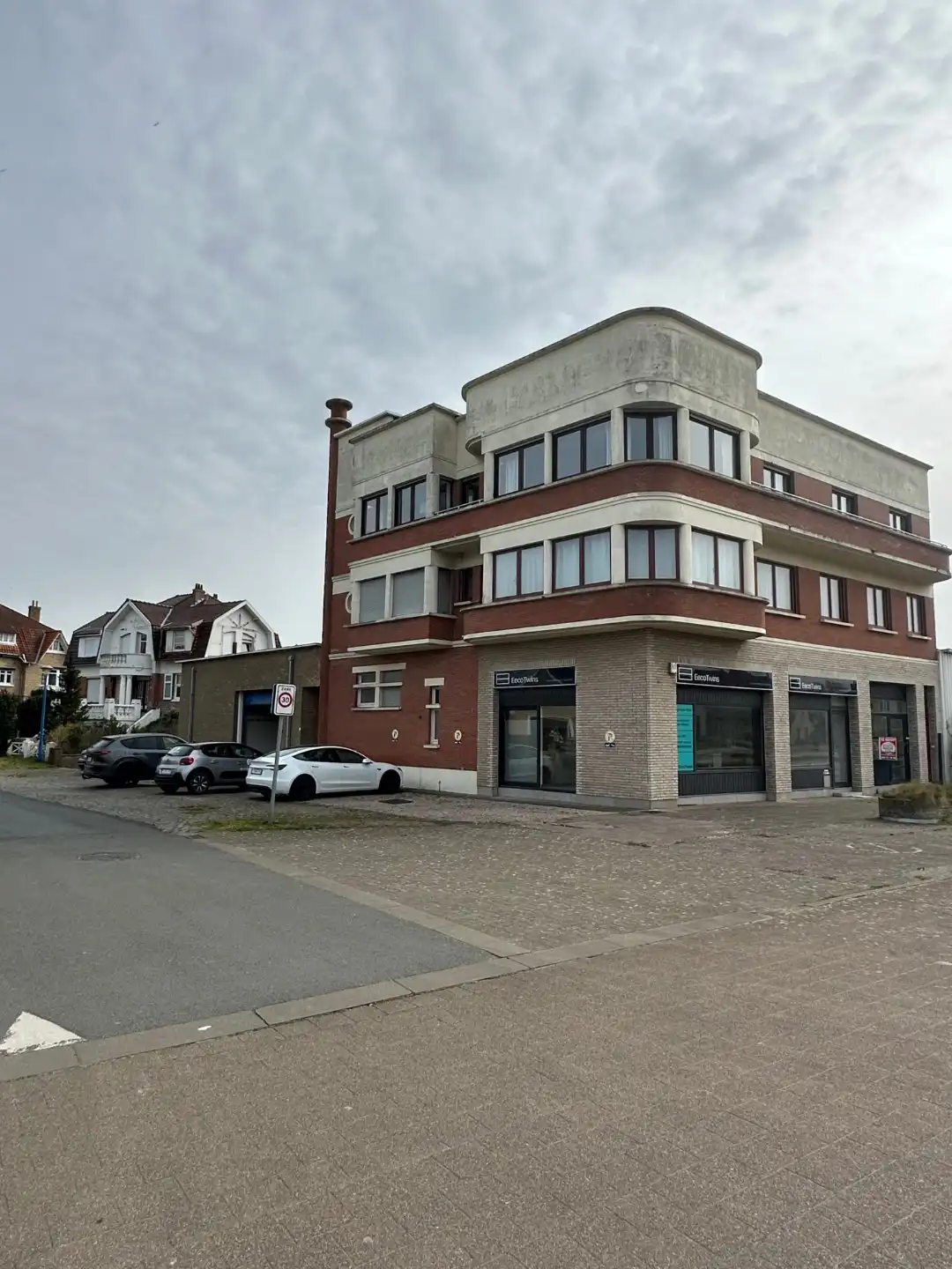  Ruime garage te koop nabij het centrum van Koksijde-Bad foto 2