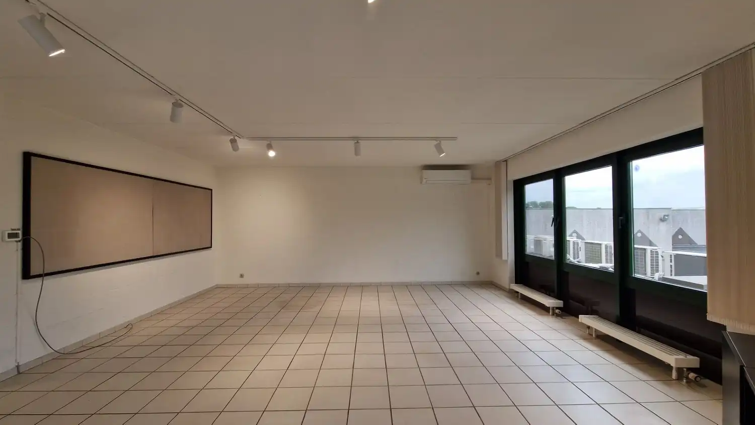 Kantoorruimtes met sanitair, kitchenette en parkeerplaatsen foto 11