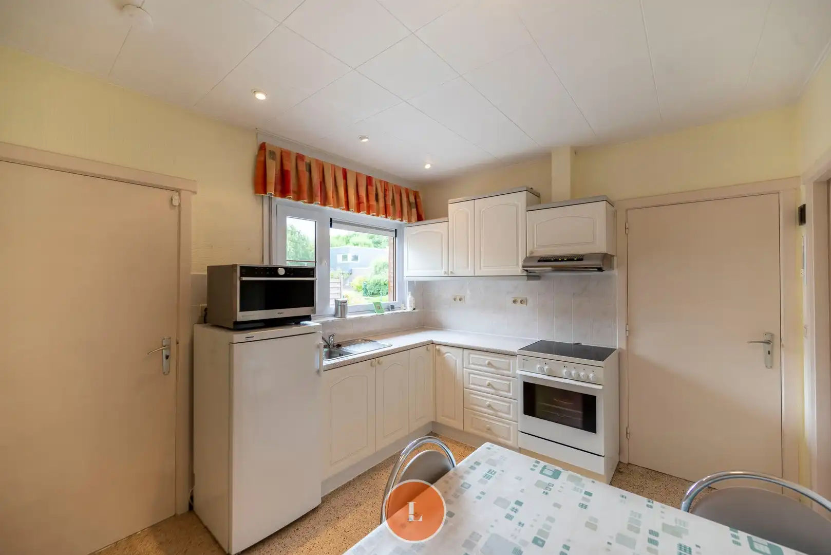 Te koop bungalow met 4 slaapkamers en ruime garage in rustige buurt foto 6