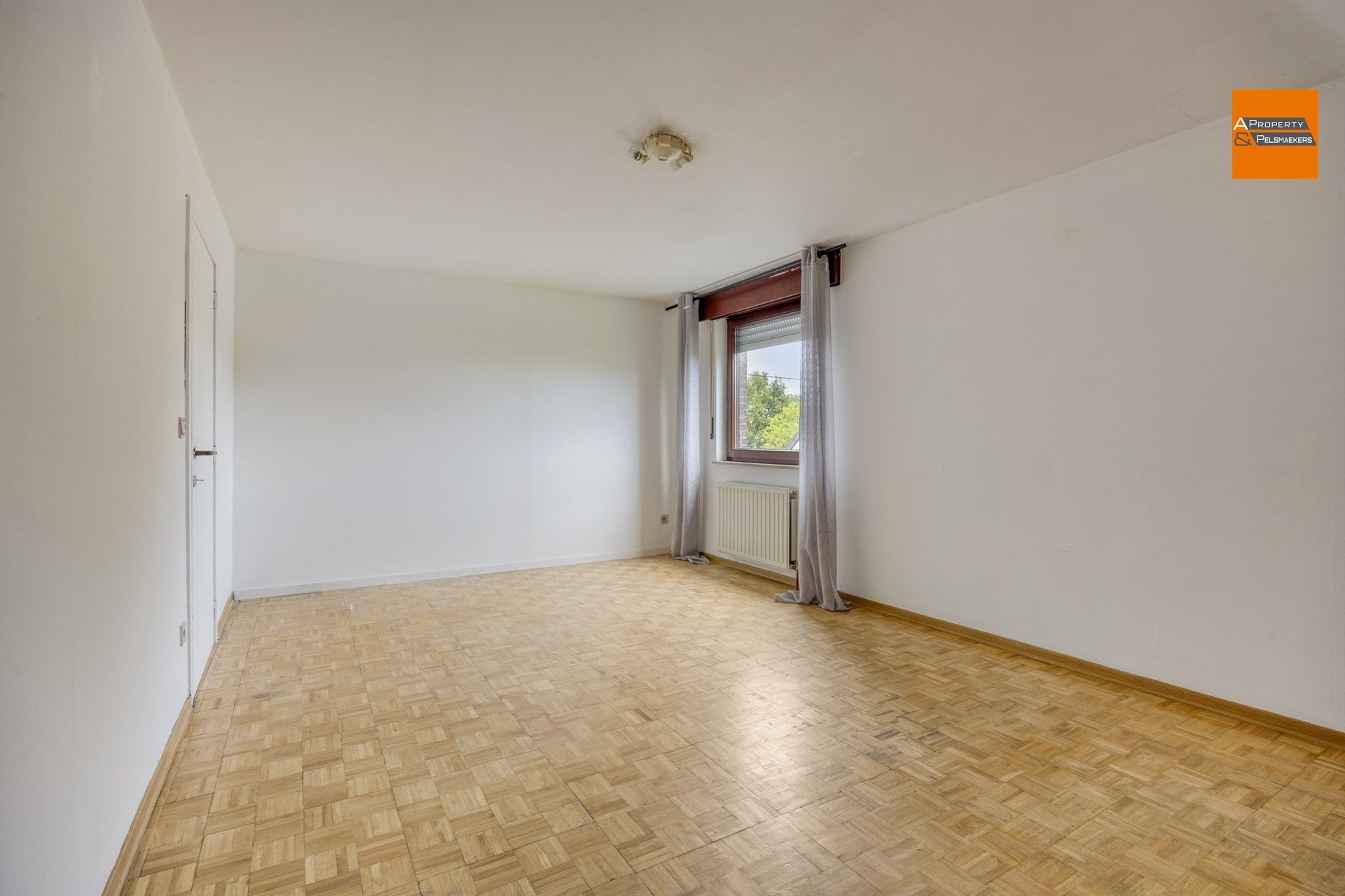 Ruime villa  met 5 slpk, garage en grote tuin foto 22