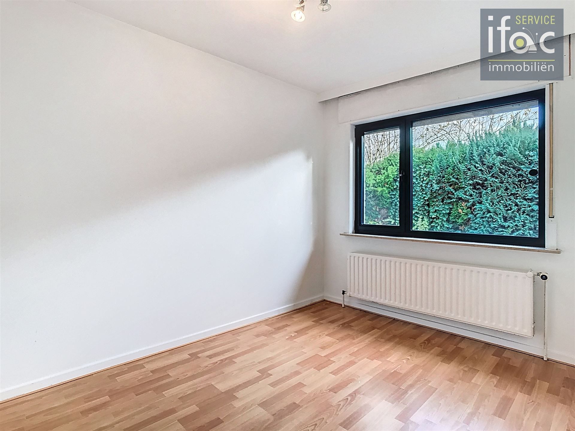 Bungalow met 4 slaapkamers en ruime garage foto 16