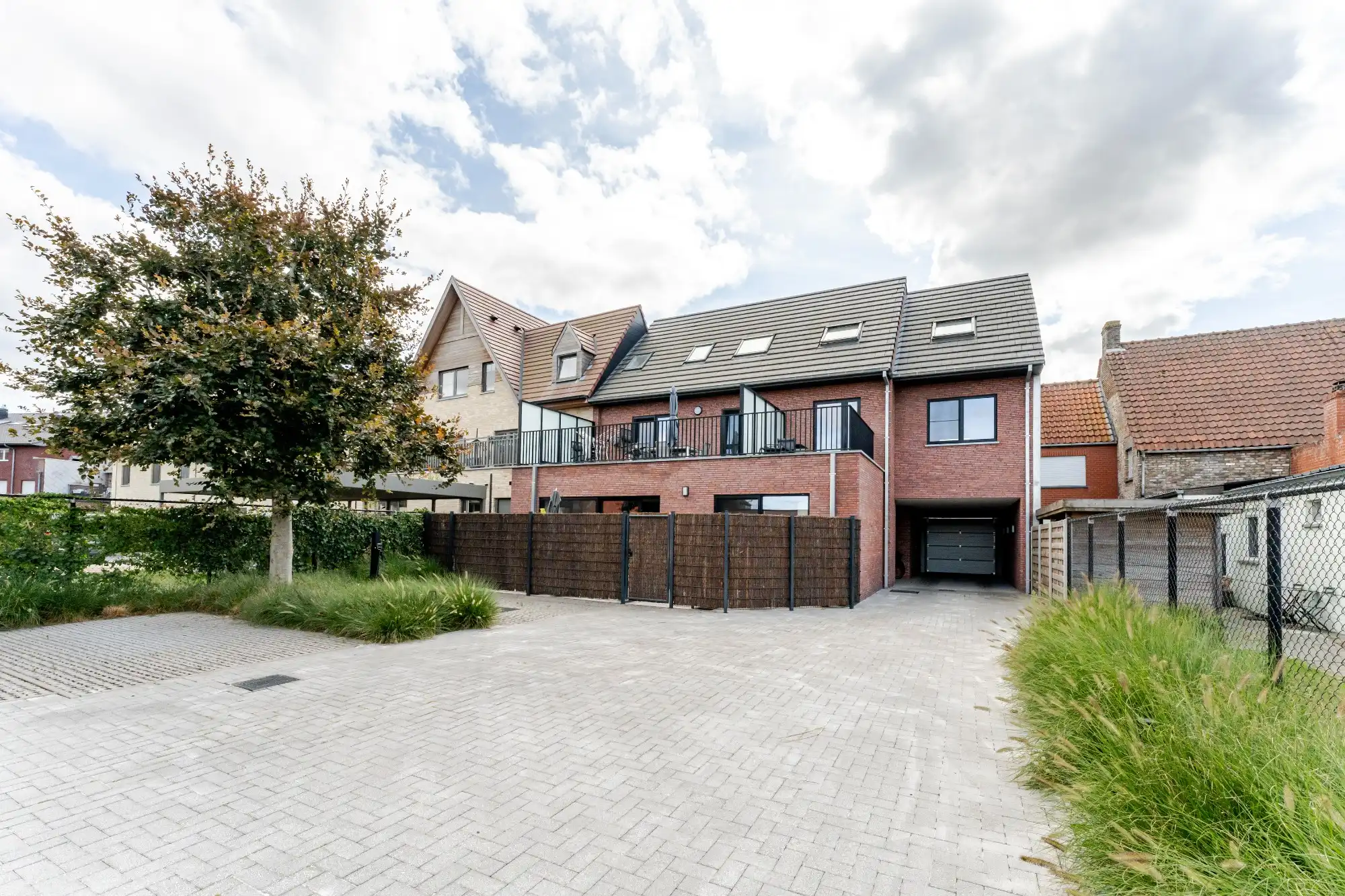 Groot (140m²) gelijkvloers appartement met praktijkruimte, 2 (mog. 3) slaapkamers en ruim terras/koer foto 2