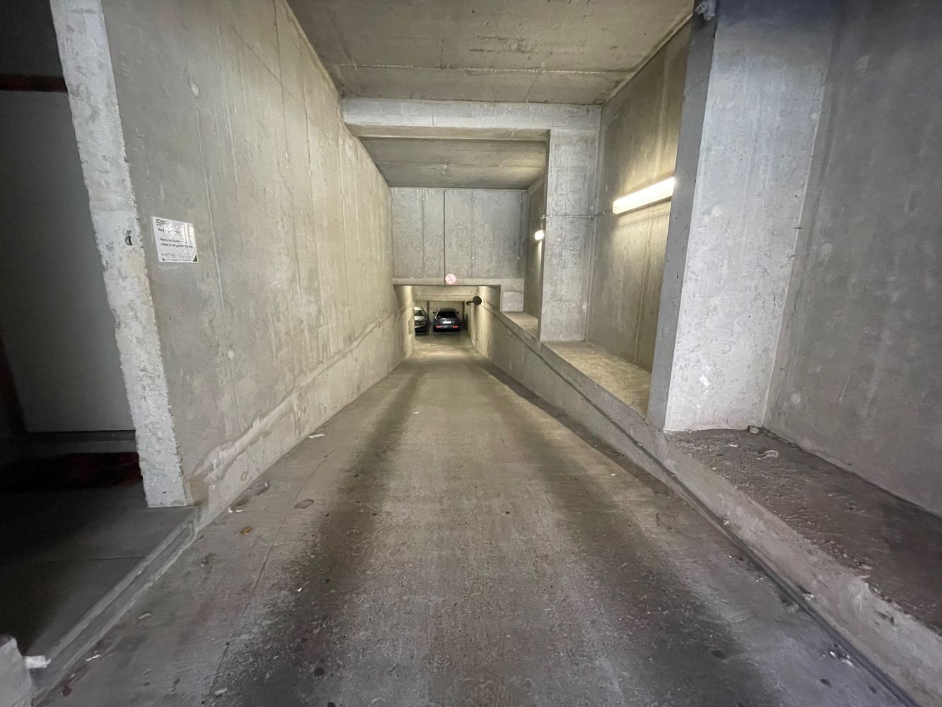 Staanplaats gelegen in een garagecomplex in een gebouw dichtbij het Stationsplein van Blankenberge. foto 2