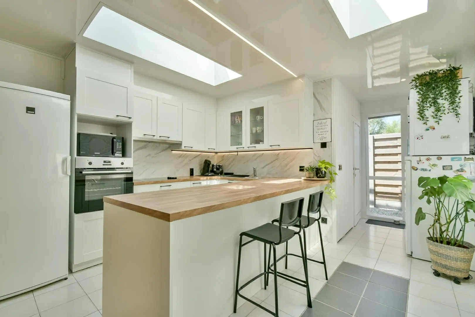 Gerenoveerde rijwoning met 3 slaapkamers en tuin te Roeselare foto 4