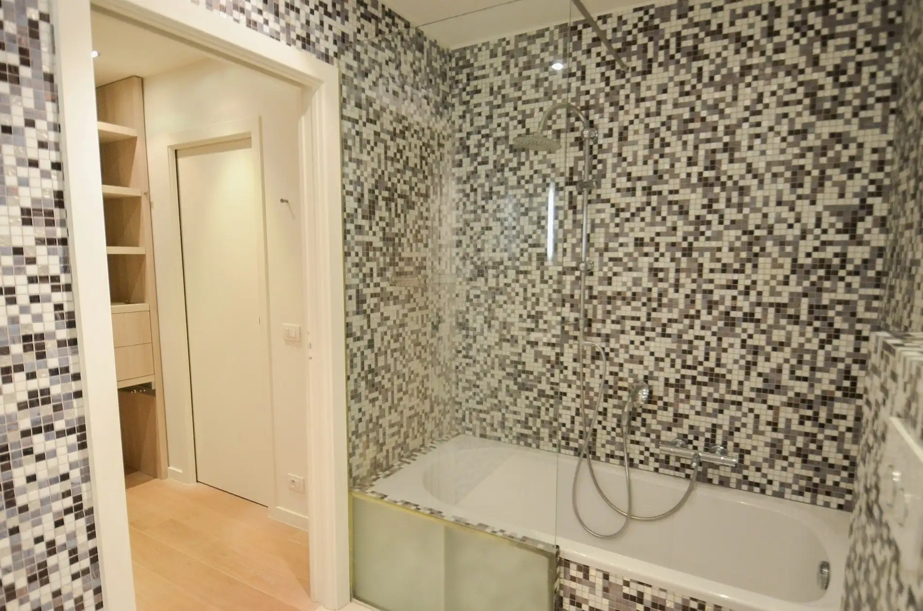 Topaanbieding – Uitzonderlijk ruim appartement gelegen in een stijlvolle residentie. foto 28