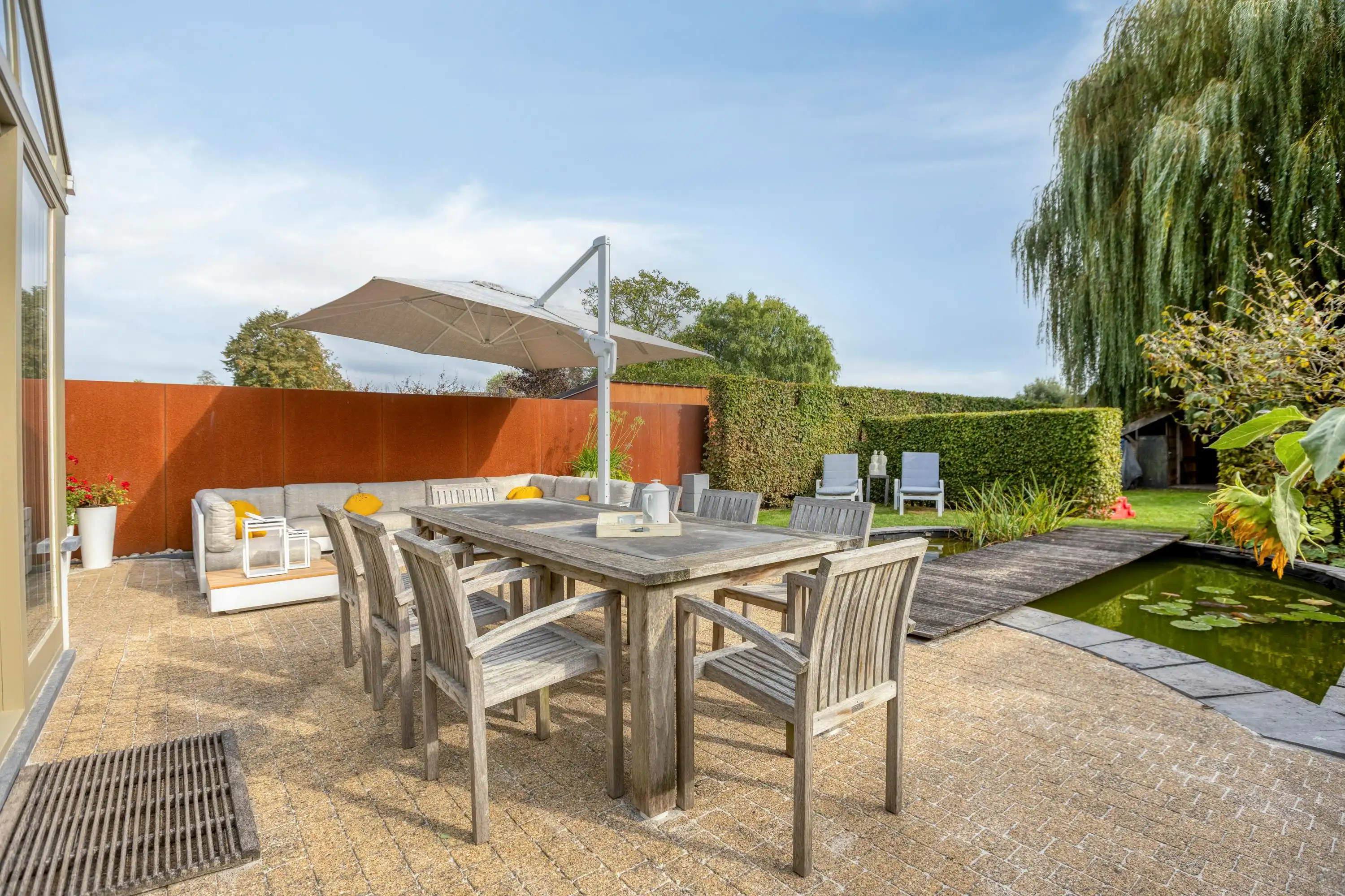 Karaktervolle woning met ruime leefruimtes en prachtige tuin foto 2