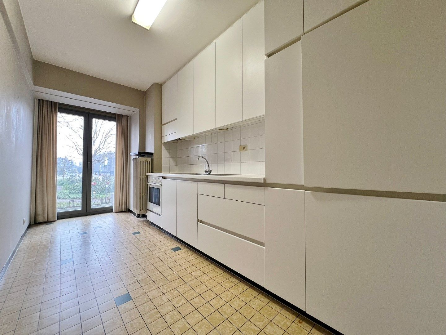 Ruime en goed onderhouden appartement met zicht op het Colaertplein. foto 4