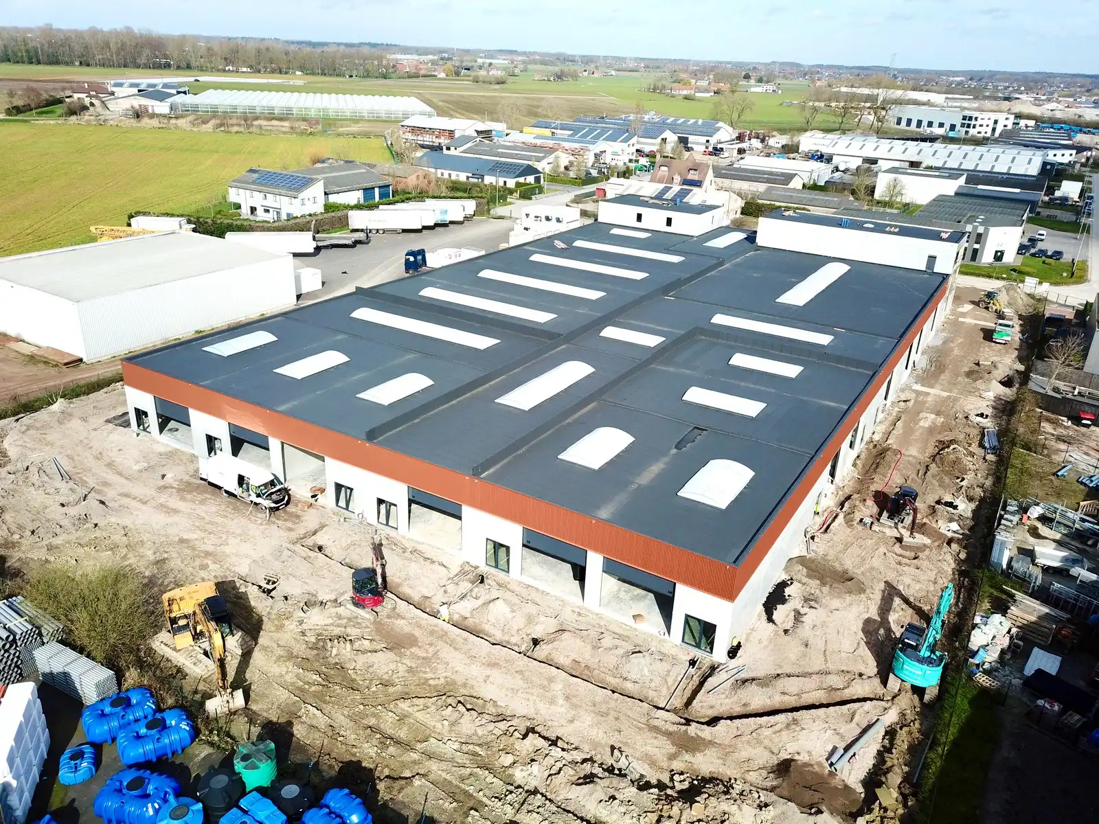 NB KANTOOR (164 m² - 1° verd.) met onderliggend MAGAZIJN (164 m² - op glv.), inclusief 6 private PARKEERPLAATSEN op industriezone te Zedelgem foto 2