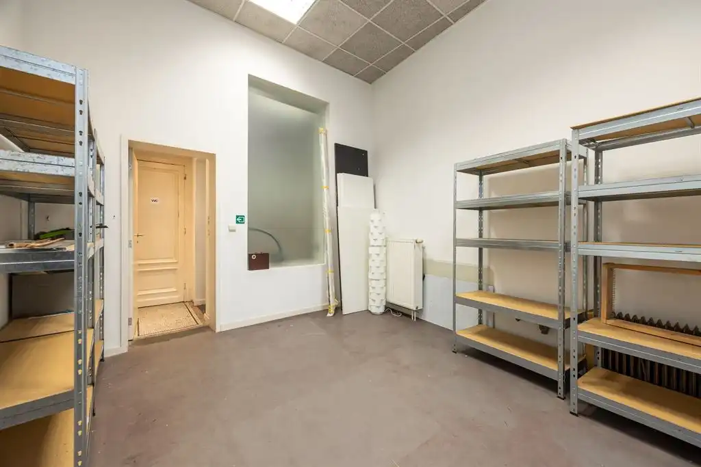 Handelsruimte met veel visibiliteit foto 7