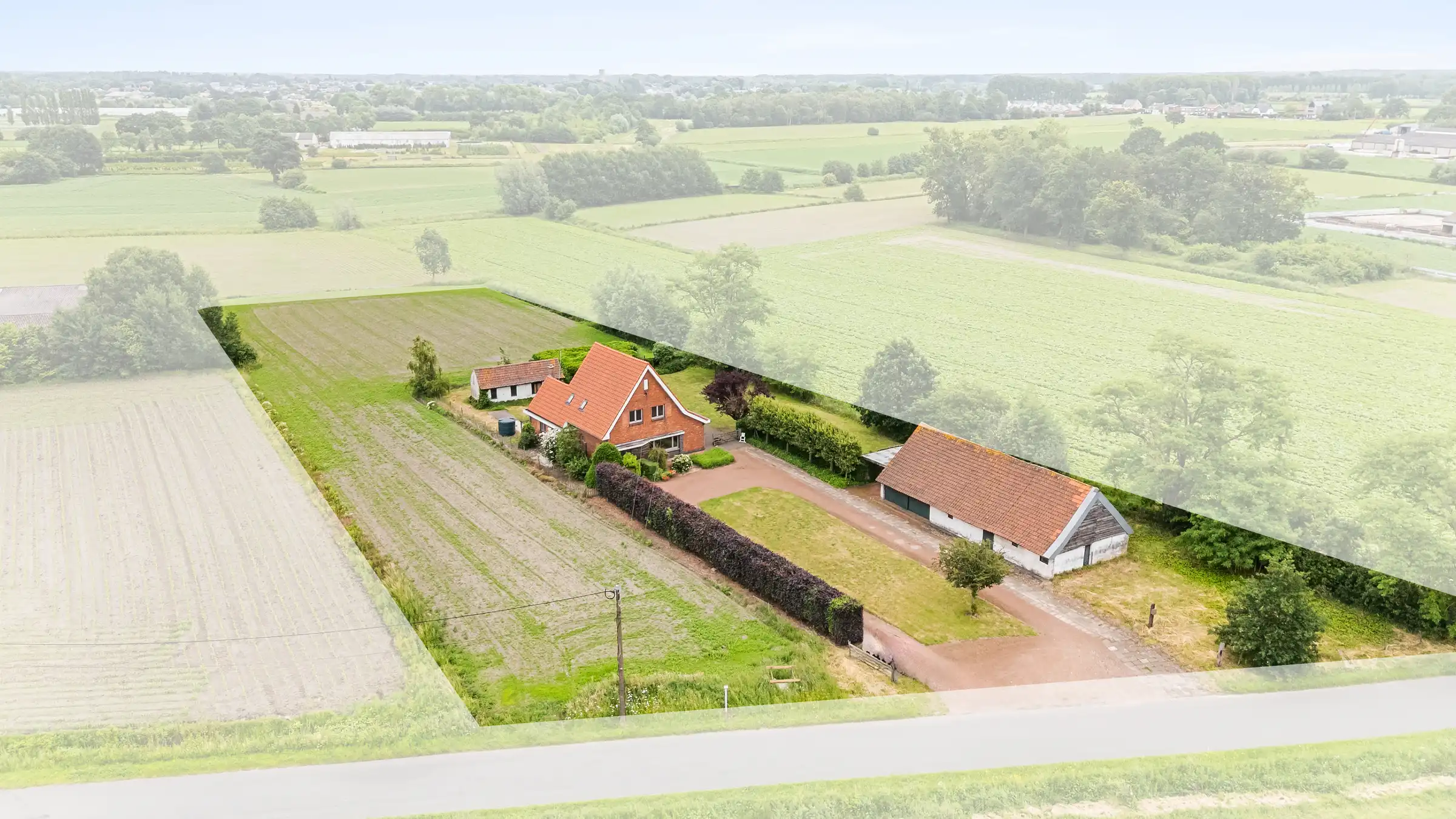 Hoofdfoto van de publicatie: Unieke landwoning met schuur te koop op 6.810m²