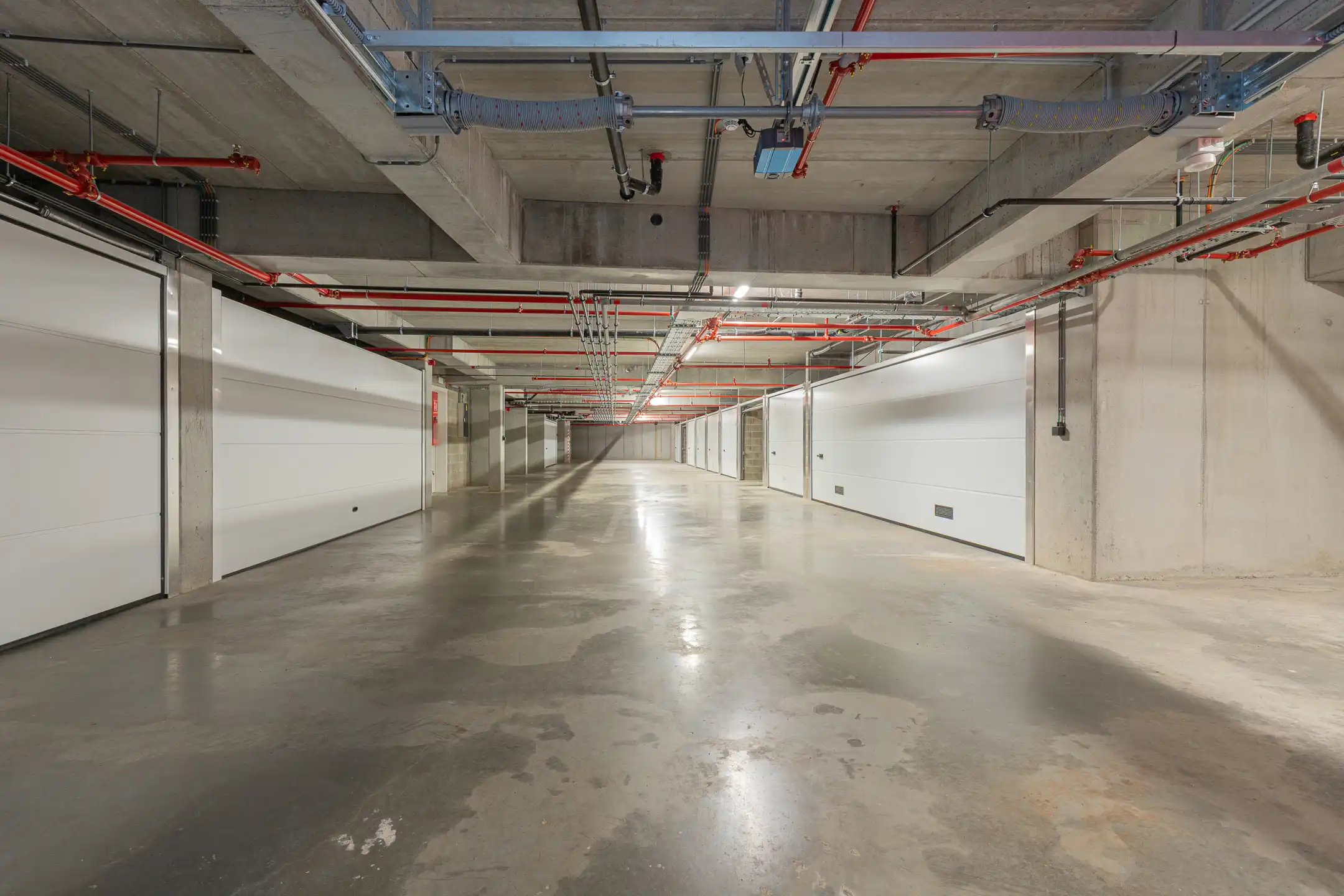 BURST - Gesloten garagebox op centrale ligging! foto {{pictureIndex}}