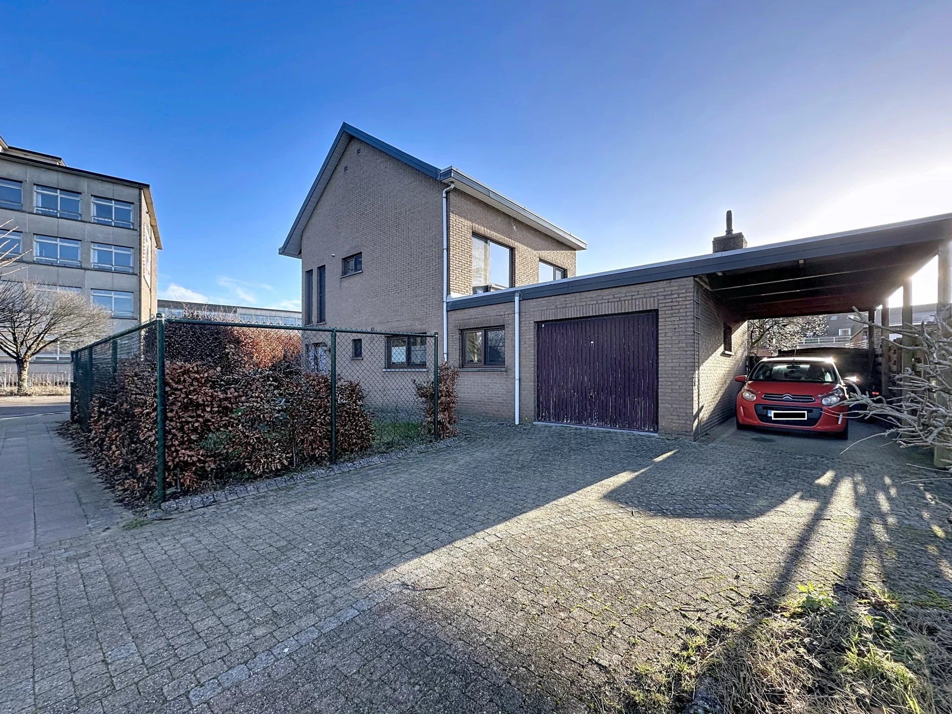 Hoofdfoto van de publicatie: Recent gerenoveerde woning met 3 ruime slaapkamers en kleine tuin vlakbij het centrum.