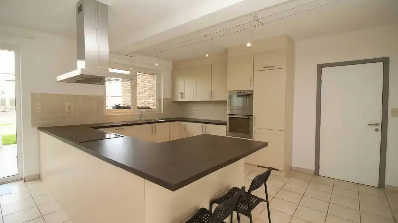 Villa van circa 220m² met 4 slaapkamers op 7 are 90 ca foto 4