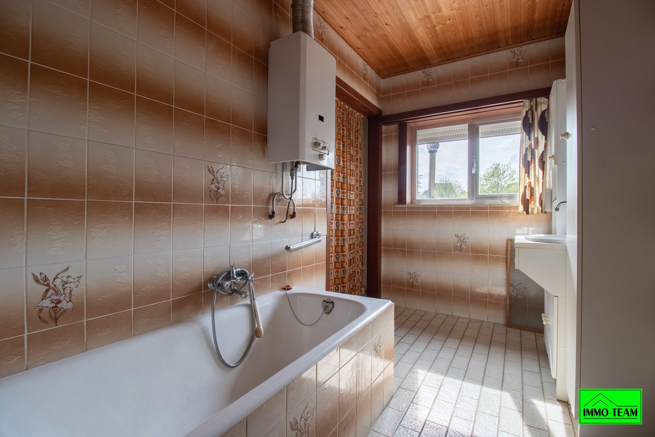 Solide, goed onderhouden 2-gevelwoning met tuin en garage foto 12