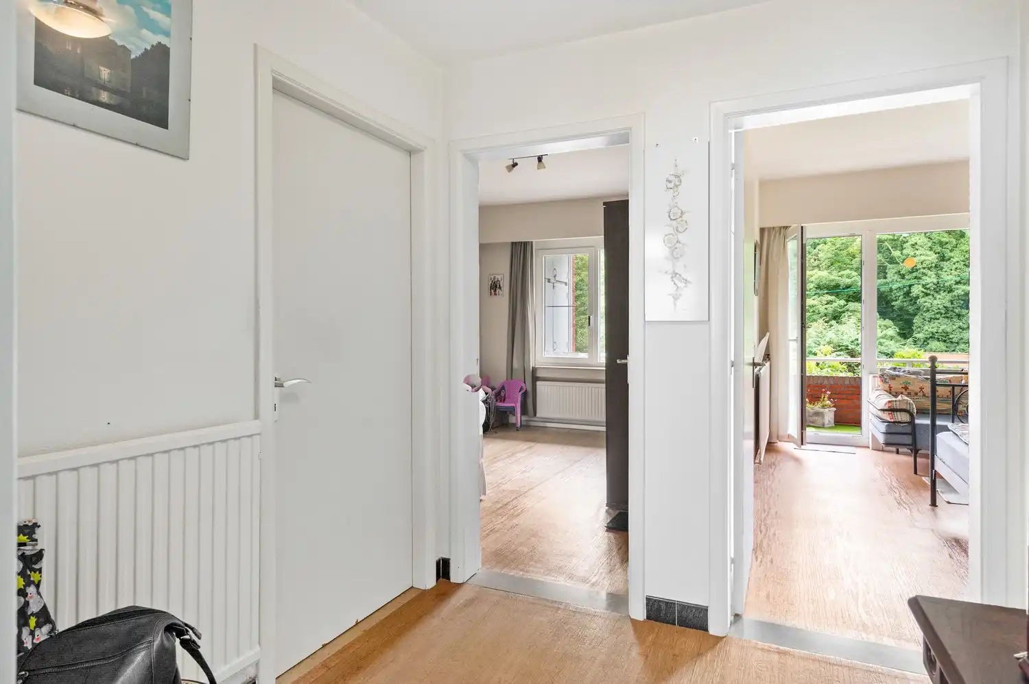 Groot 2 slaapkamer appartement met terras in een doodlopende straat in het centrum van Wijnegem! foto 9