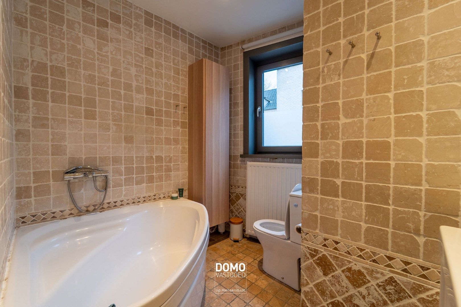 RUIME, INSTAPKLARE EN GERENOVEERDE WONING MET KANTOORGEBOUW INCLUSIEF PARKEERGELEGENHEID, TUIN EN ZWEMBAD TE MIELEN BOVEN AALST (GINGELOM) foto 12