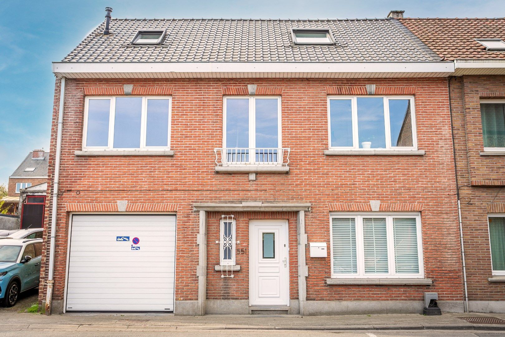 Instapklare woning te Dworp met 5 slkp., garage en tuin foto {{pictureIndex}}