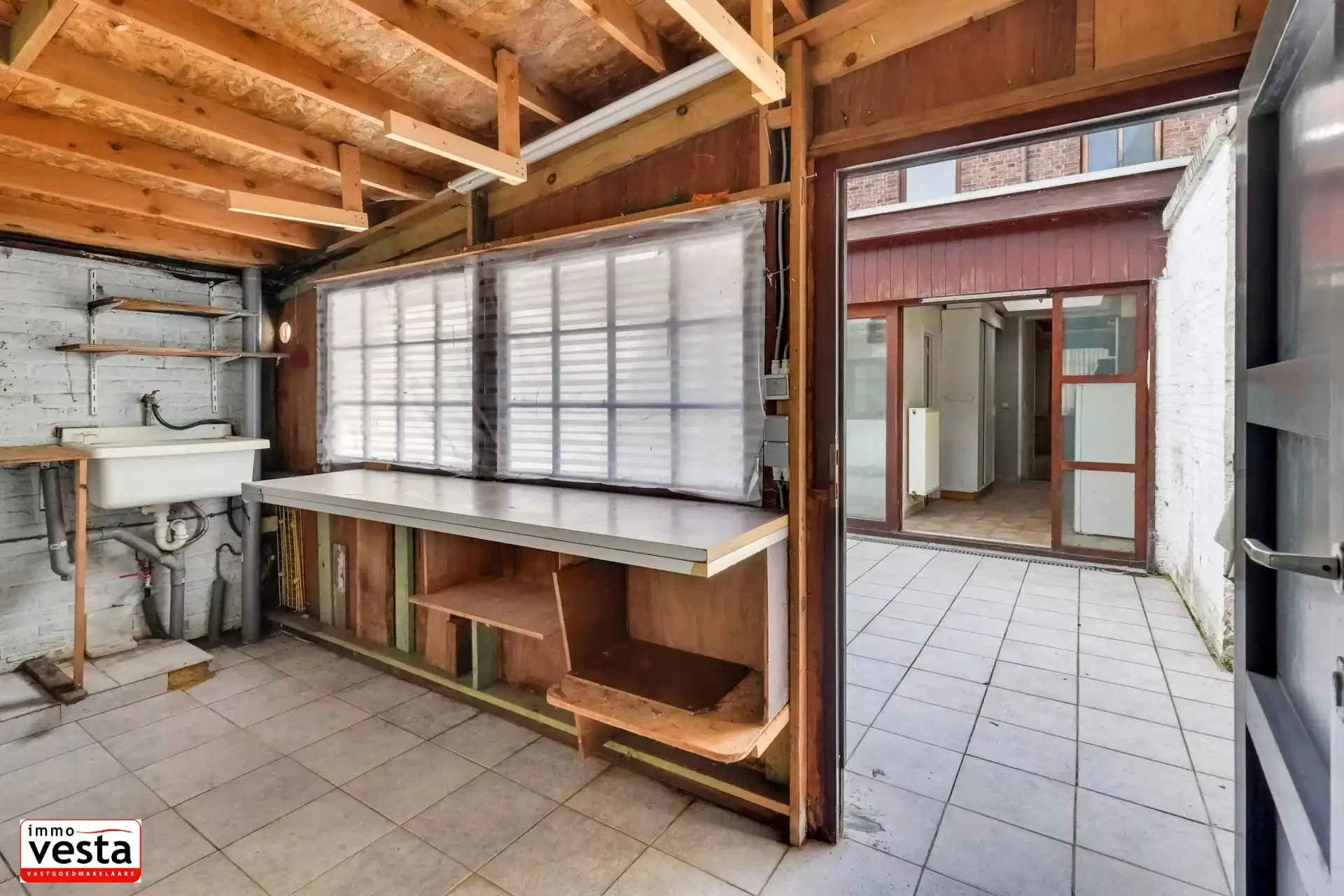 Op te knappen stadwoning op goede locatie foto 18