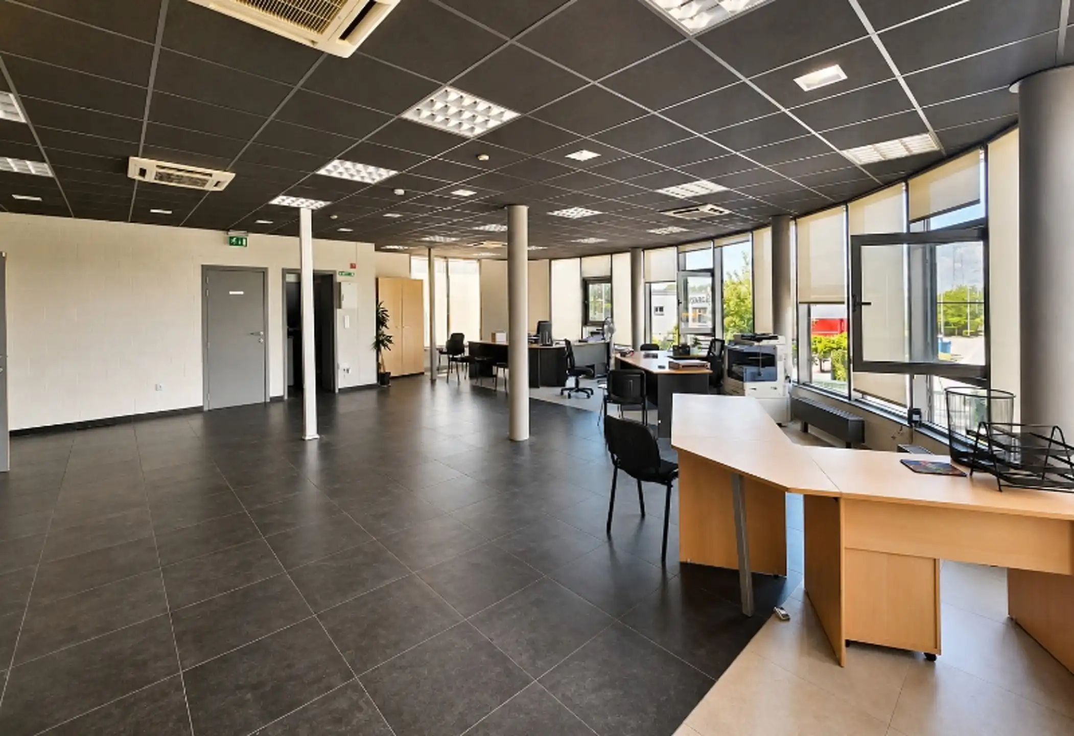Magazijn met kantoren te huur in Beveren foto 5