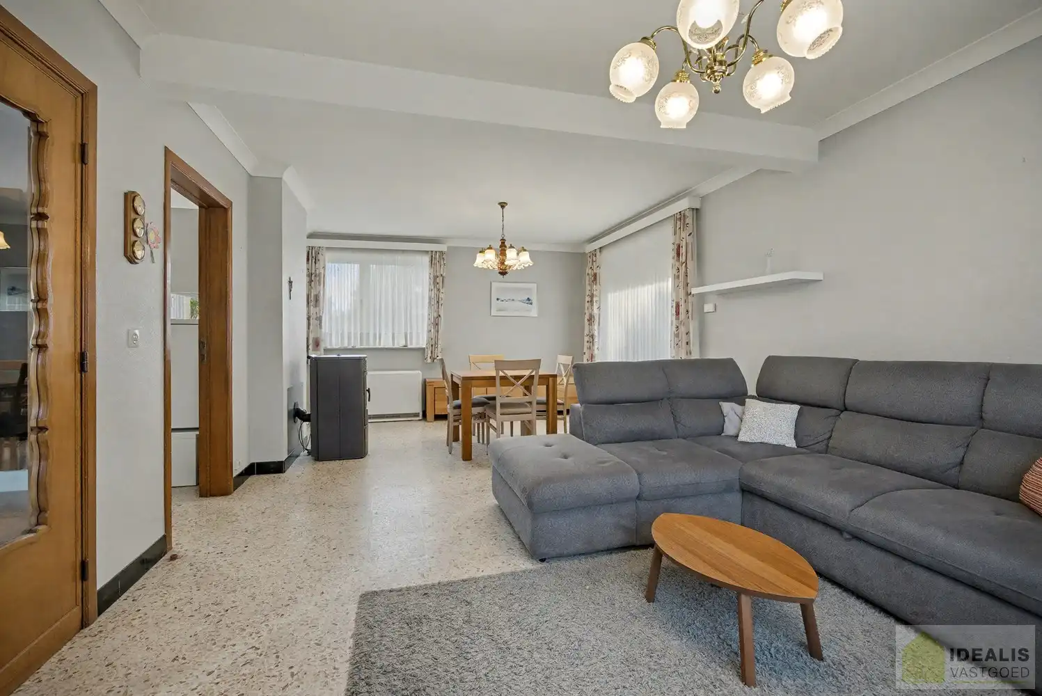 IDEALIS VASTGOED - Nabij het groen gelegen woning met een bewoonbare oppervlakte van + -125m² op een perceel van 7a59ca! Het betreft een zeer centraal gelegen woning t.o.v. grote steden als Leuven, Brussel, Antwerpen en Hasselt die vlot bereikbaar zijn door de nabijheid van de E313 en E314. Uitermate geschikt voor kandidaten op zoek naar een te renoveren woning in de groene omgeving van Linkhout!! foto 4