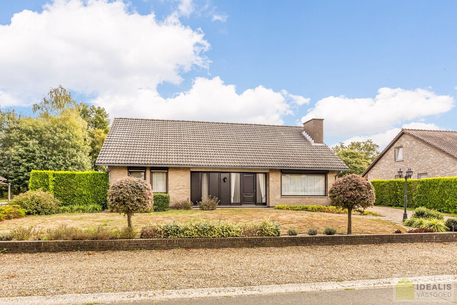 IDEALIS VASTGOED – PERFECT ONDERHOUDEN, INSTAPKLARE WONING +- 175M², MET MAAR LIEFST 4 SLAAPKAMERS, HEERLIJK LICHTRIJKE WOONKAMER EN DUBBELE GARAGE OP EEN PRACHTIG GROEN EN RUIM PERCEEL VAN 18A 43CA. foto 5