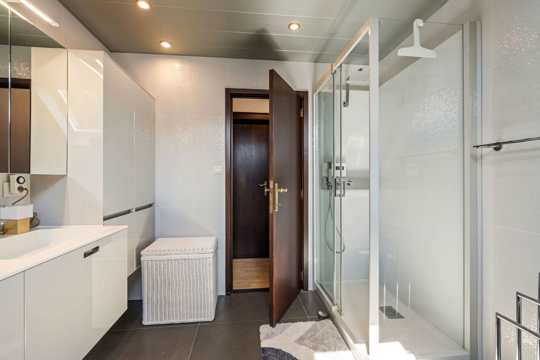 ONDER OPTIE Ruime villa in zeer goede staat met grote garage foto 21