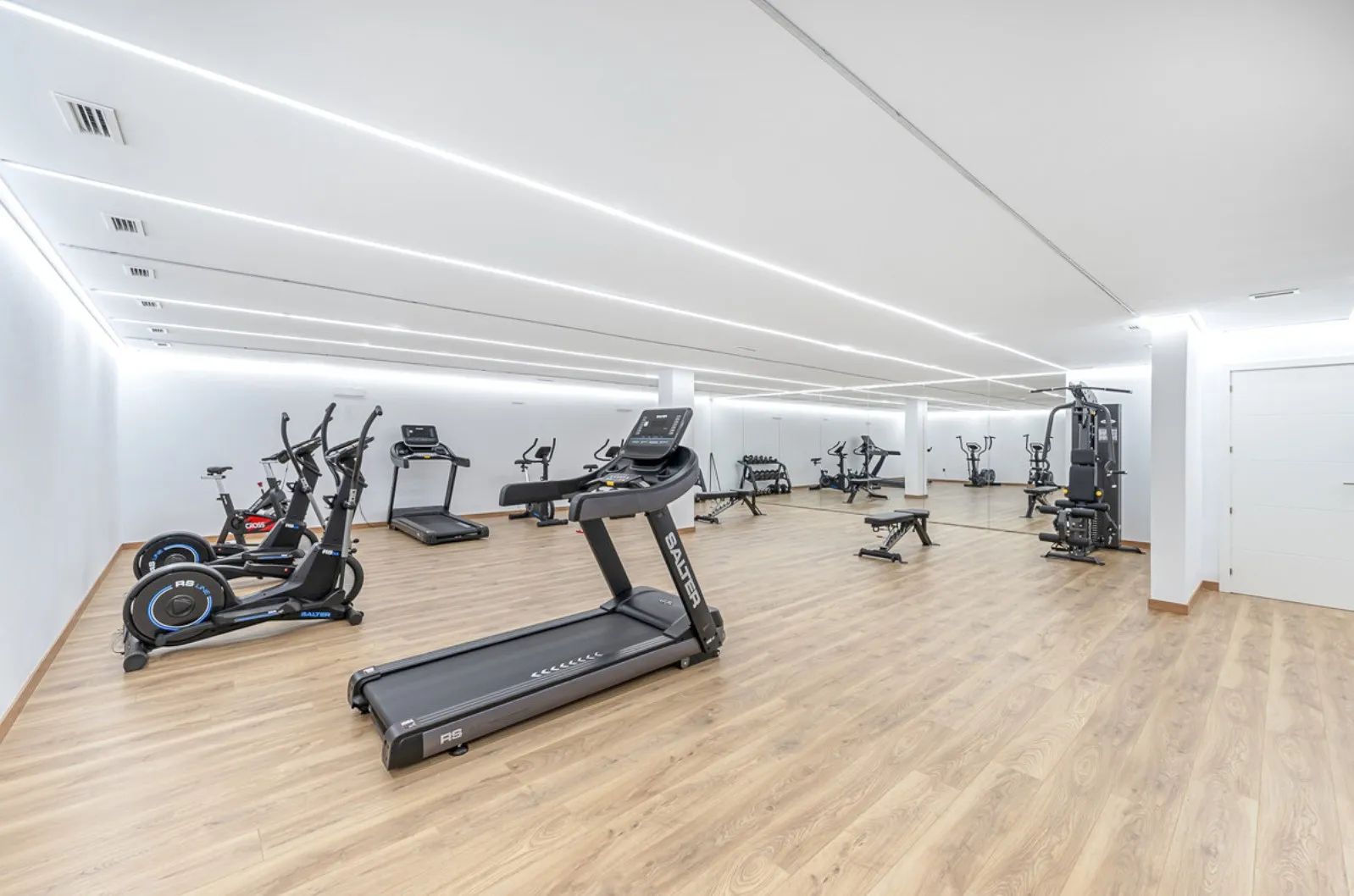 Luxe appartement te koop in een exclusieve urbanisatie nabij Estepona Golf foto 17