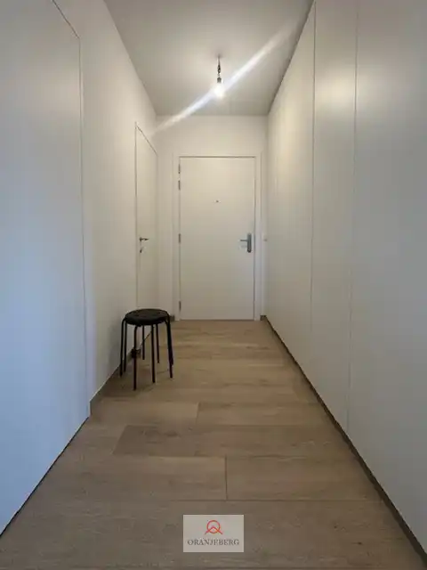 Modern appartement met staanplaats in groene parktuin foto 21